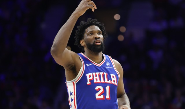 开云首页入口-很亏！首节末恩比德造成犯规 猛龙选择挑战但失败了