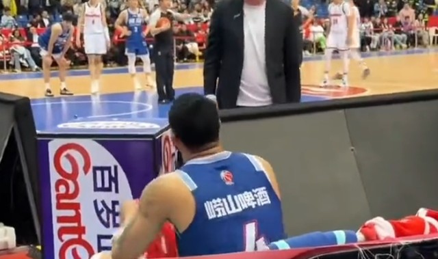 开云首页体验-刘维伟杀疯！场边爆粗怒喷韦瑟斯庞，发布会仍指责，真被气到了！|篮板|比赛|广厦|青岛|数据_新浪体育_新浪新闻