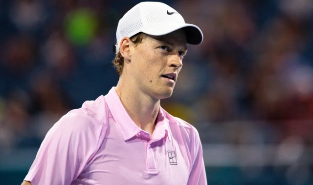 辛纳打破费德勒一大纪录，迪米十四年纪录惨遭终结|迪米特洛夫|阿尔卡拉斯|蒙特卡洛大师赛|扬尼克-辛纳|ATP_新浪新闻