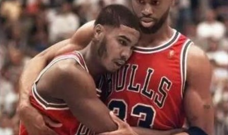 开云首页APP-阿里纳斯谈塔图姆复出：乔丹退役后 皮蓬也曾独自带队成二号种子